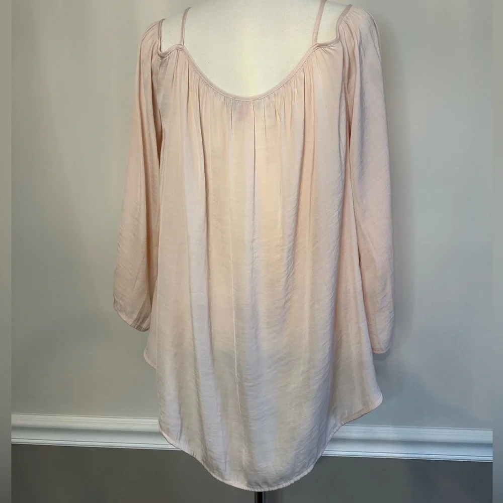 Vince Camuto cold shoulder blouse, Size M - Picture 2 of 5